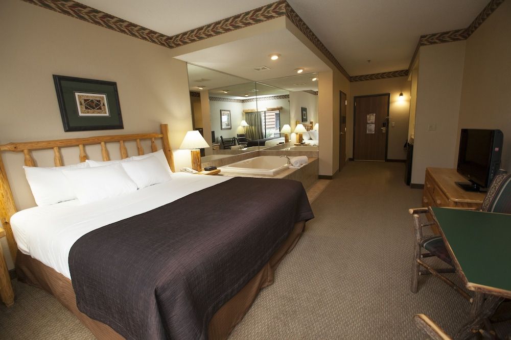 Great Wolf Lodge Wisconsin Dells Whirlpool Fireplace Suite – Waterpark Included 3