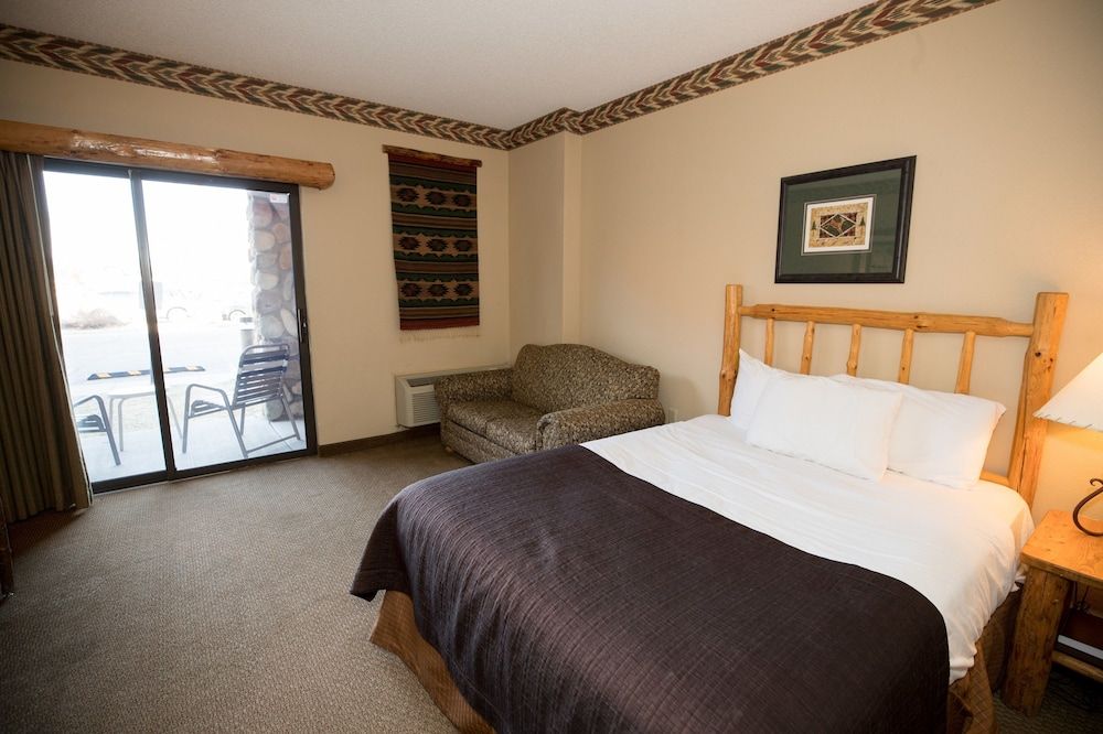 Great Wolf Lodge Wisconsin Dells Luxury King Suite ADA Tub – Waterpark Included 5