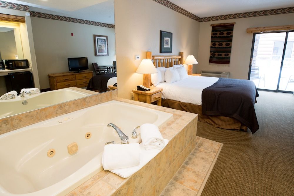 Great Wolf Lodge Wisconsin Dells Whirlpool Fireplace Suite – Waterpark Included 6