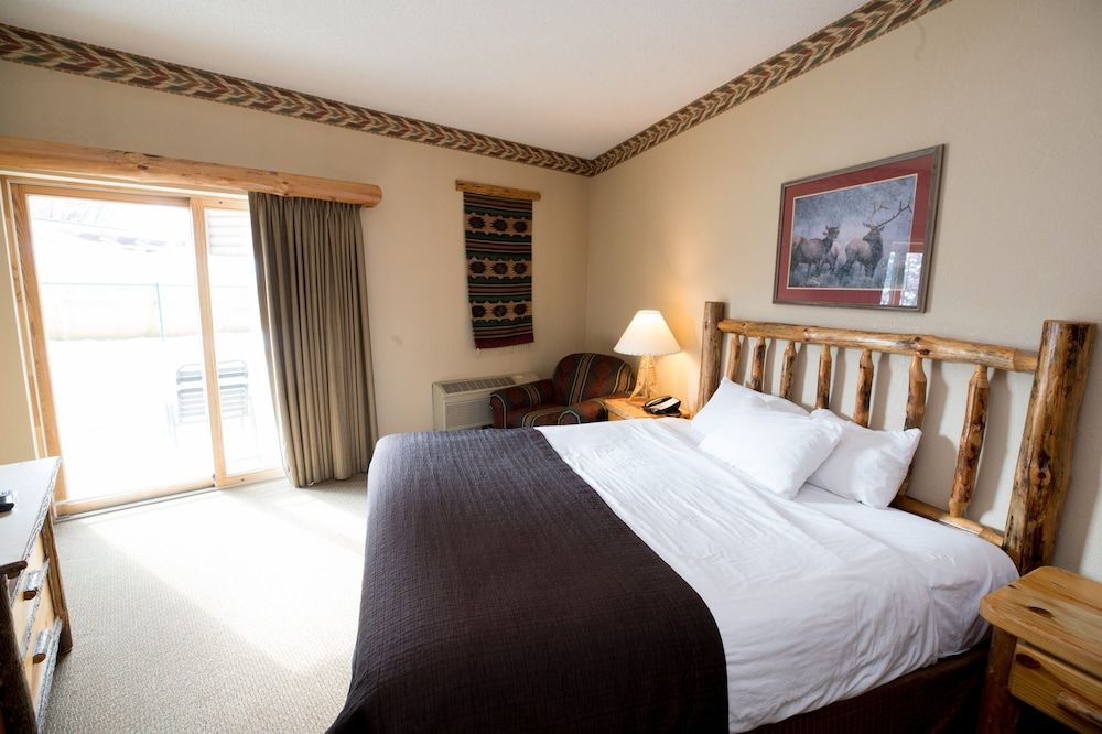 Great Wolf Lodge Wisconsin Dells Luxury King Suite ADA Tub – Waterpark Included 7