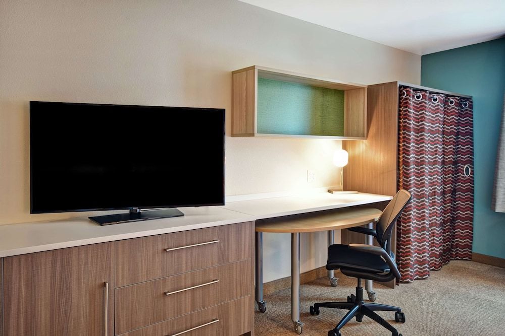Studio, 1 Queen Bed, Accessible (Roll-In Shower)