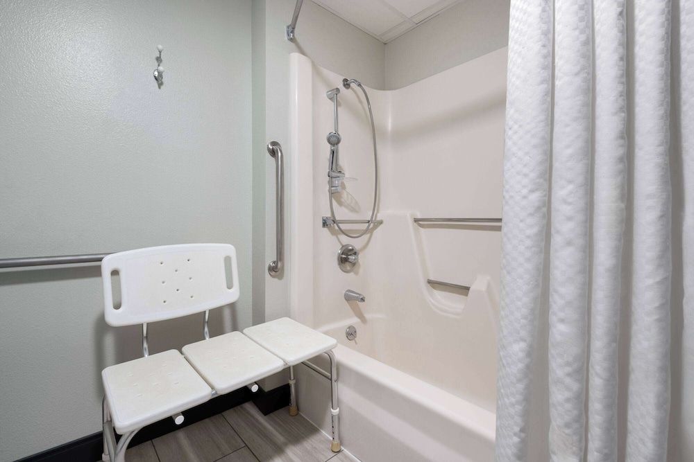 Room, 1 Queen Bed, Accessible, Non Smoking (Mobility,tub w grab bars)