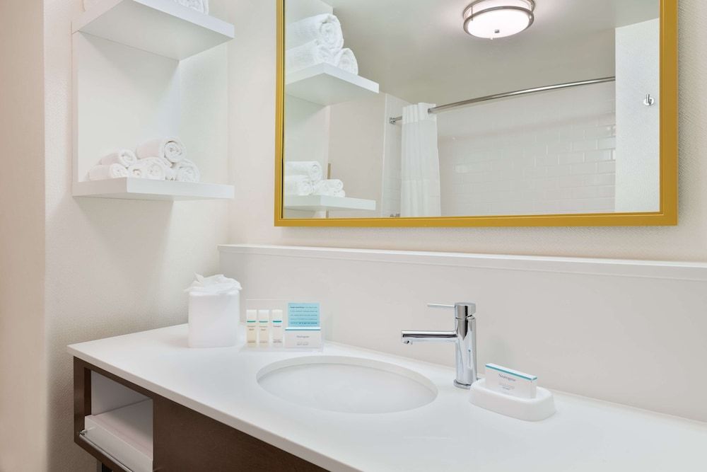 Hampton Inn & Suites Atlanta Buckhead Place Room, 2 Queen Beds, Accessible (Hearing) 7