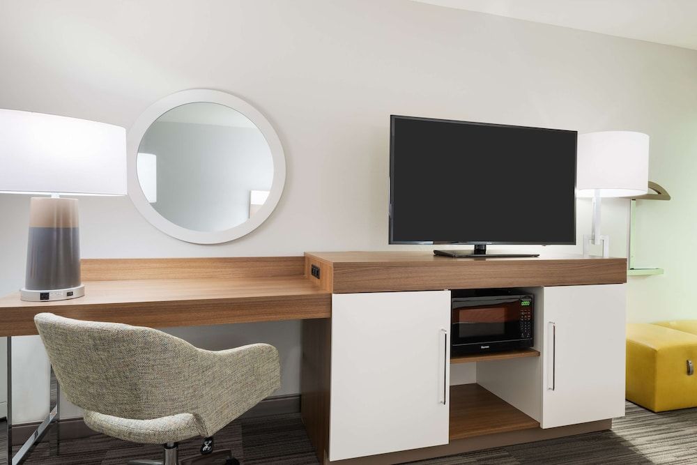 Hampton Inn & Suites Atlanta Buckhead Place Room, 2 Queen Beds, Accessible (Hearing) 8