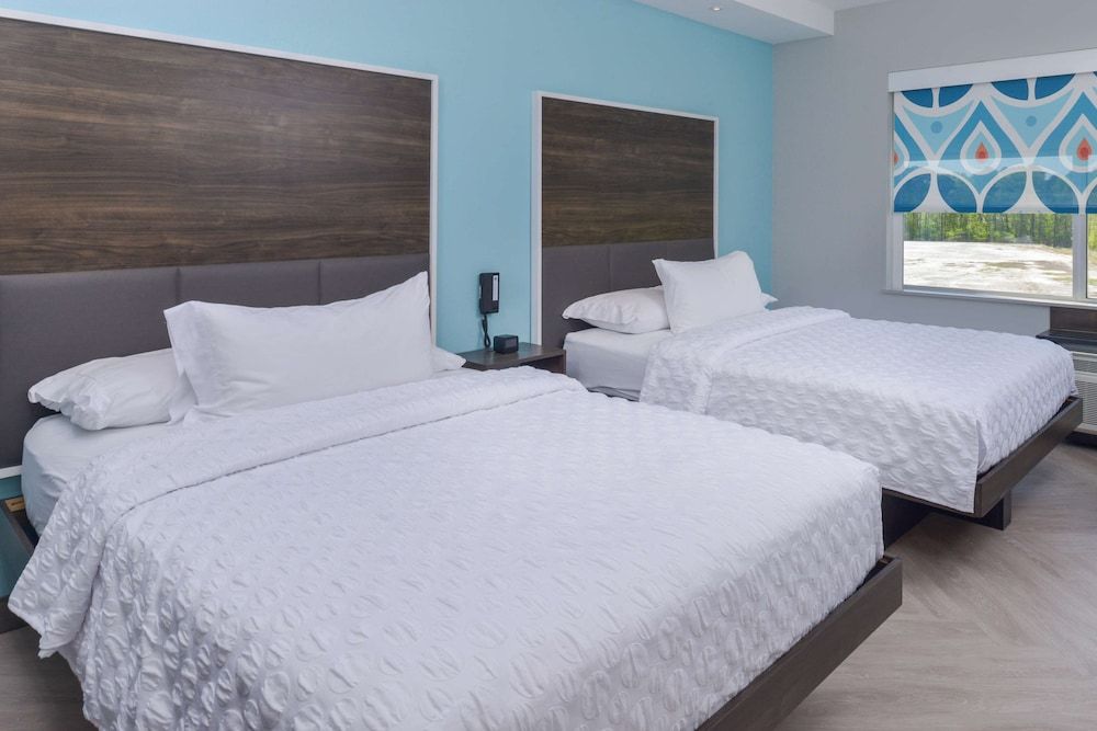 Room, 2 Queen Beds, Accessible, Bathtub