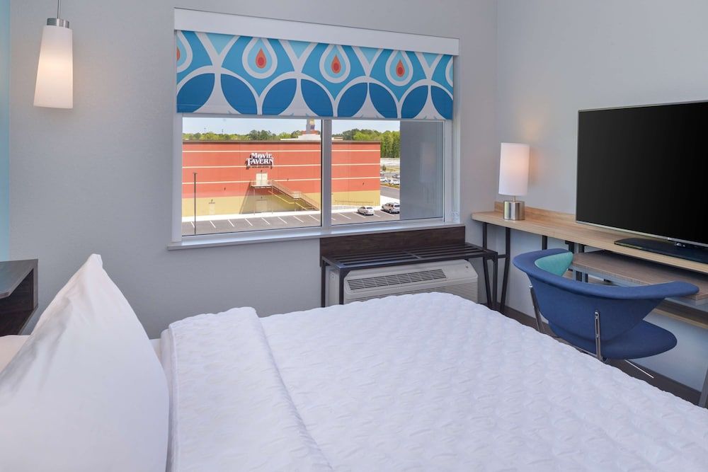 Room, 1 King Bed, Accessible (Roll-In Shower)