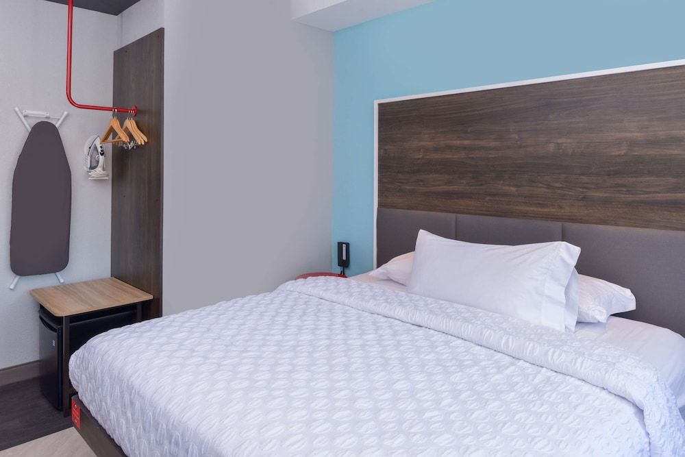 Room, 1 King Bed, Accessible (Hearing, Roll-in Shower)