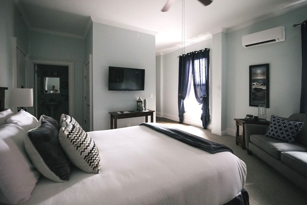 The Continental Hotel Studio, 1 Queen Bed, Non Smoking, Kitchenette 2