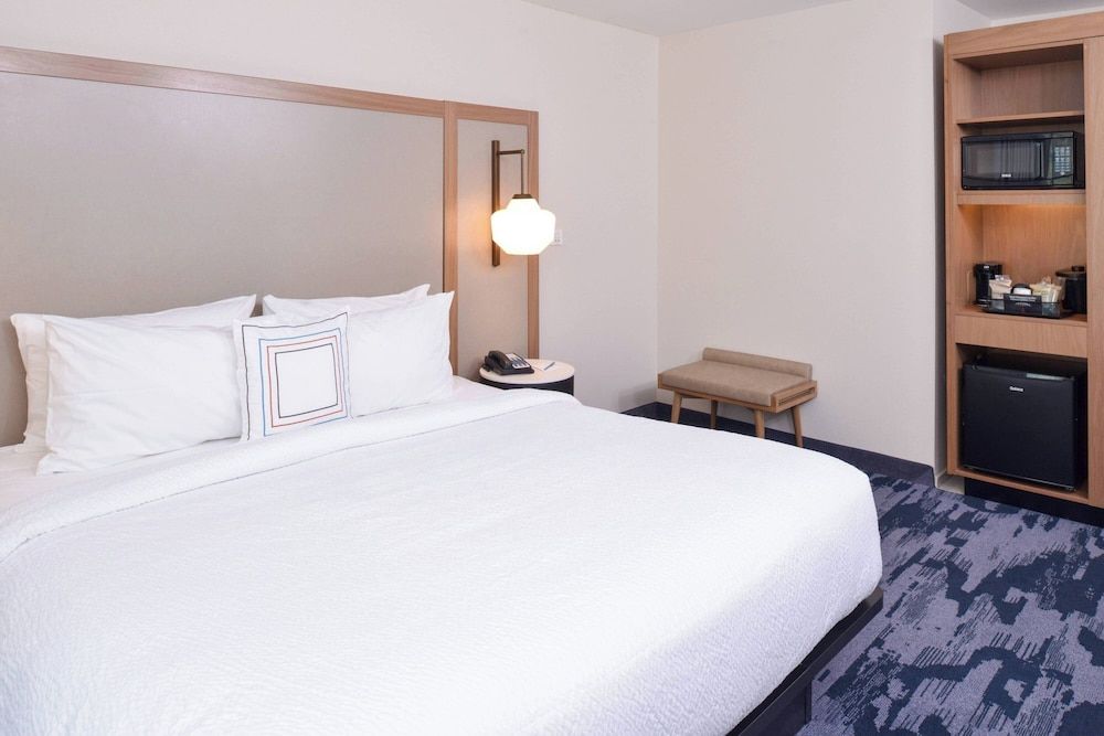 Room, 1 King Bed, Non Smoking (Mobility/Hearing Access, Roll-in Shwr)