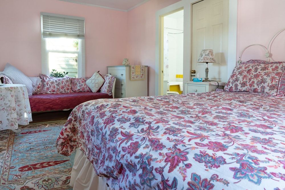 Secret Garden Inn and Cottages Room, Private Bathroom (Whippoorwill) 5