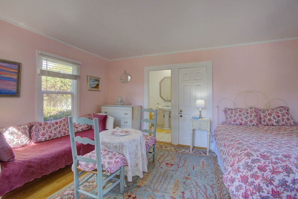 Secret Garden Inn and Cottages Room, Private Bathroom (Whippoorwill) 11
