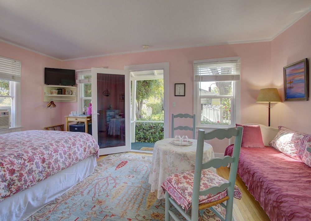 Secret Garden Inn and Cottages Room, Private Bathroom (Whippoorwill) 4