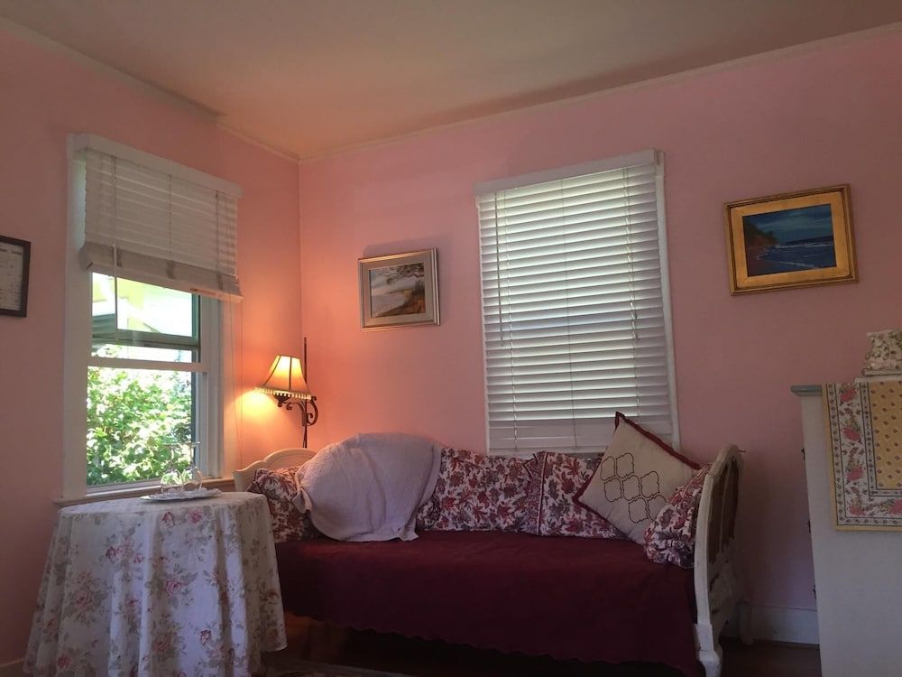 Secret Garden Inn and Cottages Room, Private Bathroom (Whippoorwill) 6