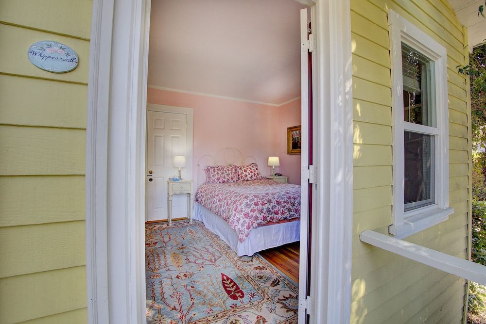 Secret Garden Inn and Cottages Room, Private Bathroom (Whippoorwill) 10