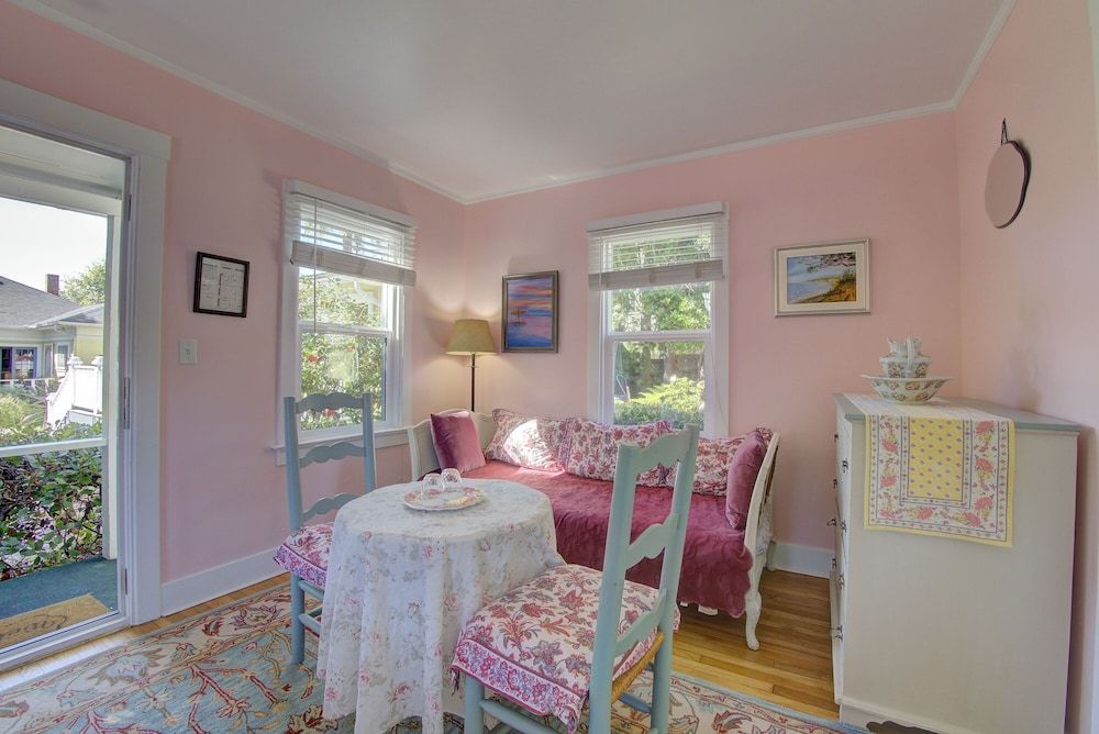 Secret Garden Inn and Cottages Room, Private Bathroom (Whippoorwill) 12