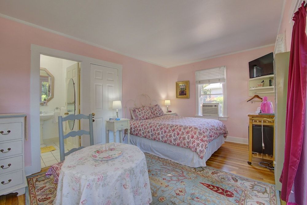 Secret Garden Inn and Cottages Room, Private Bathroom (Whippoorwill) 2