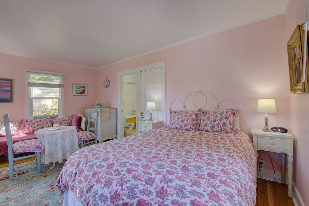 Secret Garden Inn and Cottages Room, Private Bathroom (Whippoorwill) 3