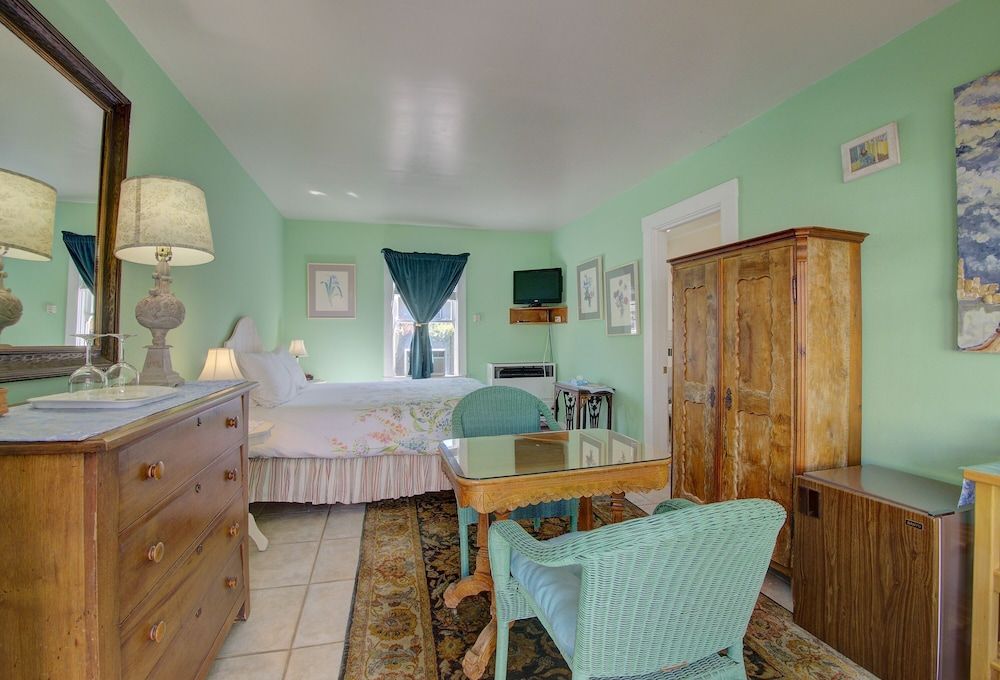 Room, Private Bathroom (Hummingbird)