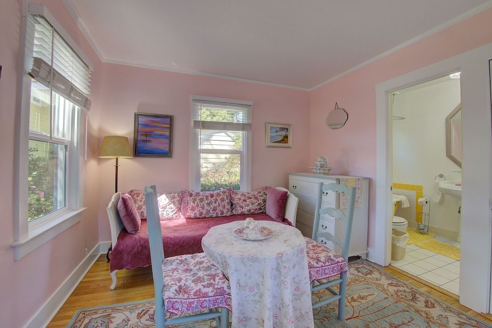 Secret Garden Inn and Cottages Room, Private Bathroom (Whippoorwill) 13