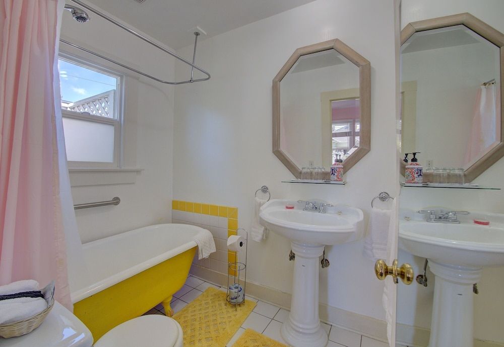 Secret Garden Inn and Cottages Room, Private Bathroom (Whippoorwill) 8