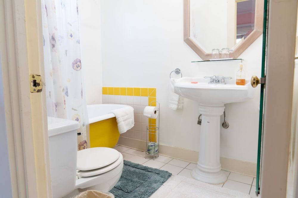 Secret Garden Inn and Cottages Room, Private Bathroom (Whippoorwill) 9