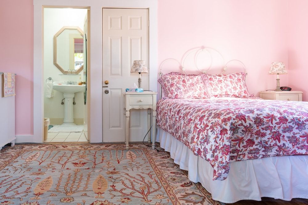 Secret Garden Inn and Cottages Room, Private Bathroom (Whippoorwill)