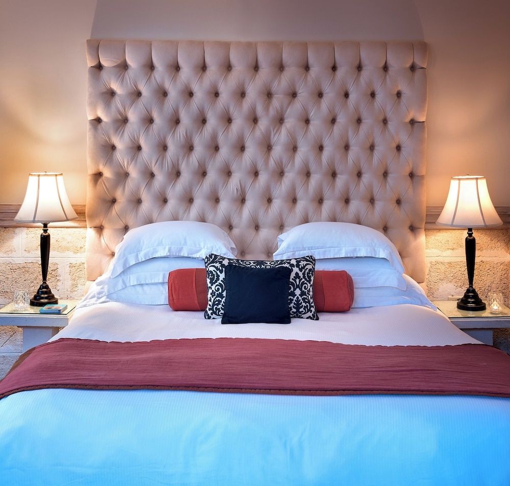 Deluxe Room, 1 King Bed, Partial Sea View, Poolside