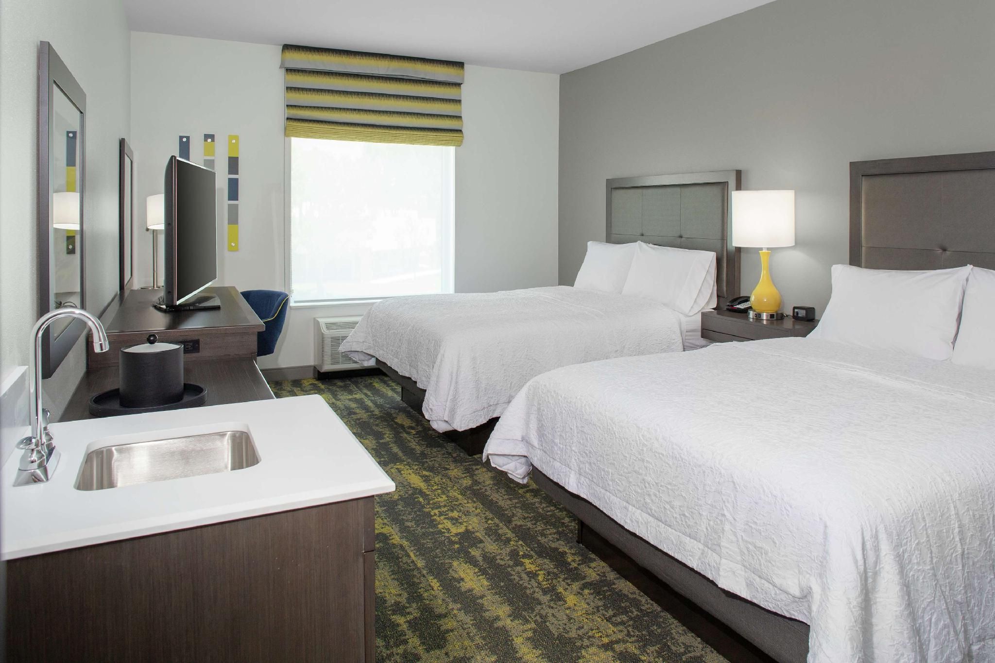 2 QUEEN BEDS W/MICROWAVE/FRIDGE NON SMOKING
