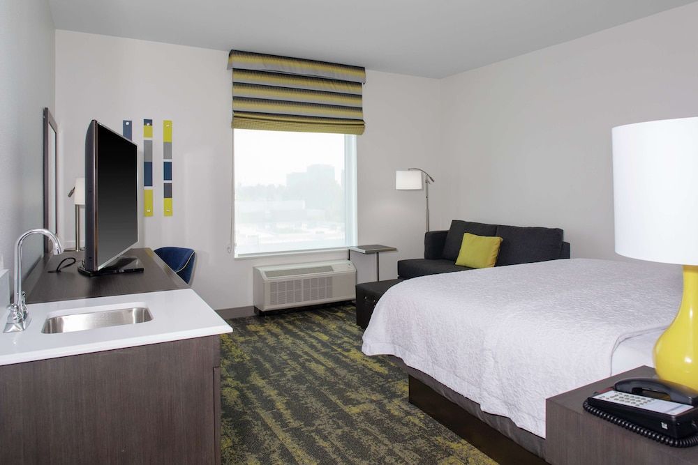 Room, 1 King Bed, Non Smoking (Roll-In Shower, Mobility, Hearing)