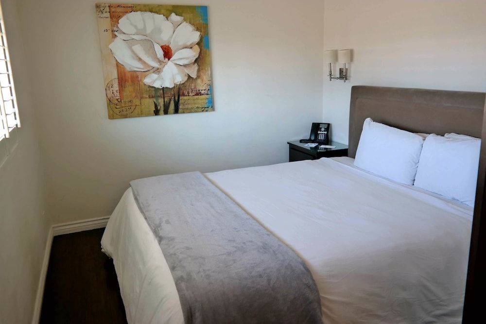 Malibu Country Inn Cottage