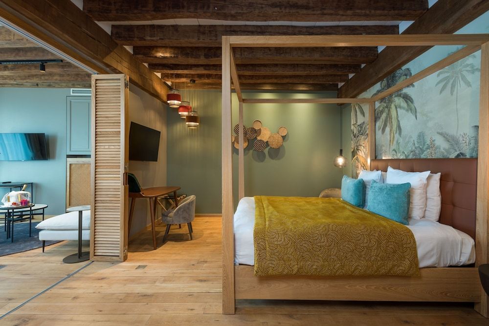 undefined Martin's Relais 8