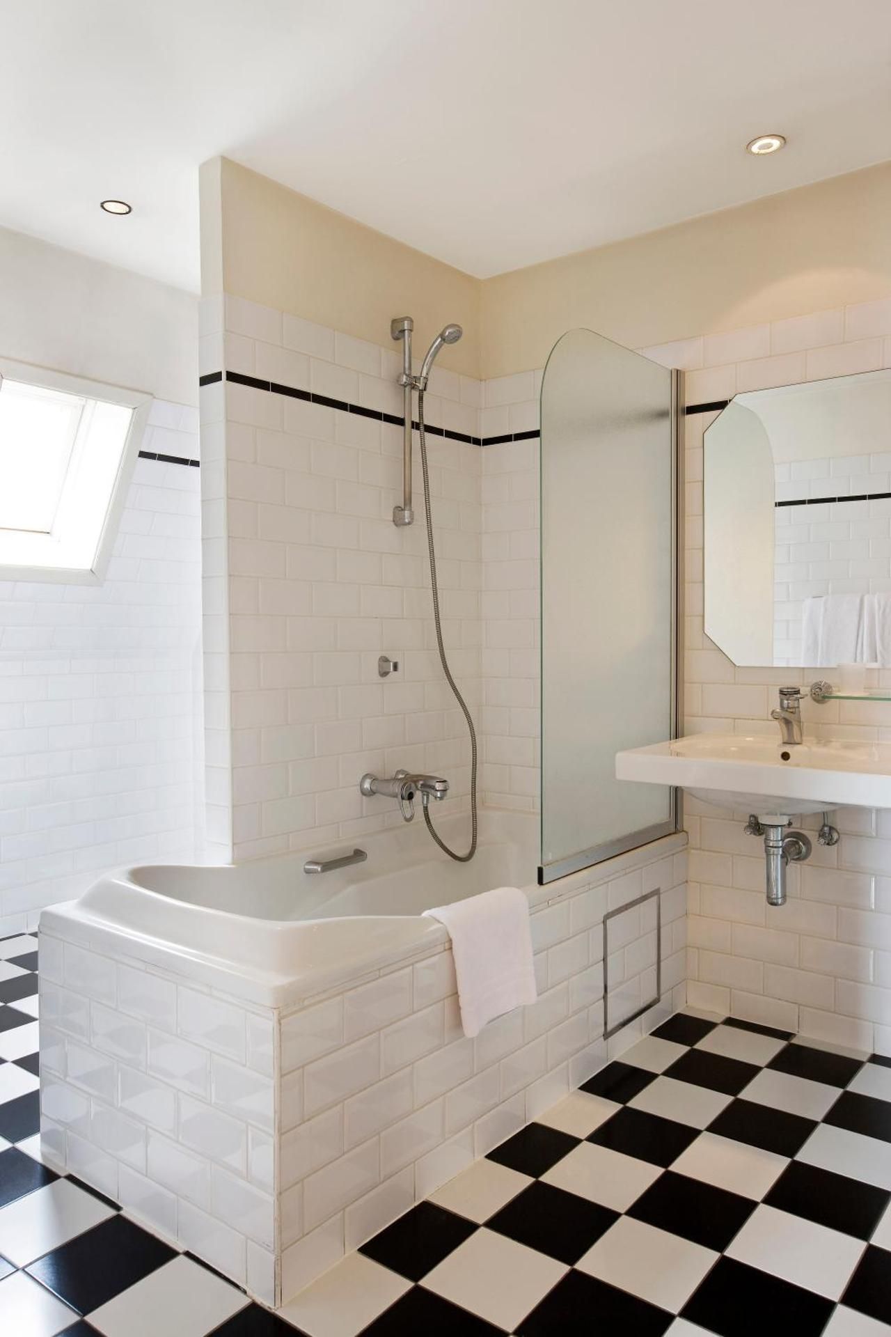 undefined Martin's Relais 7