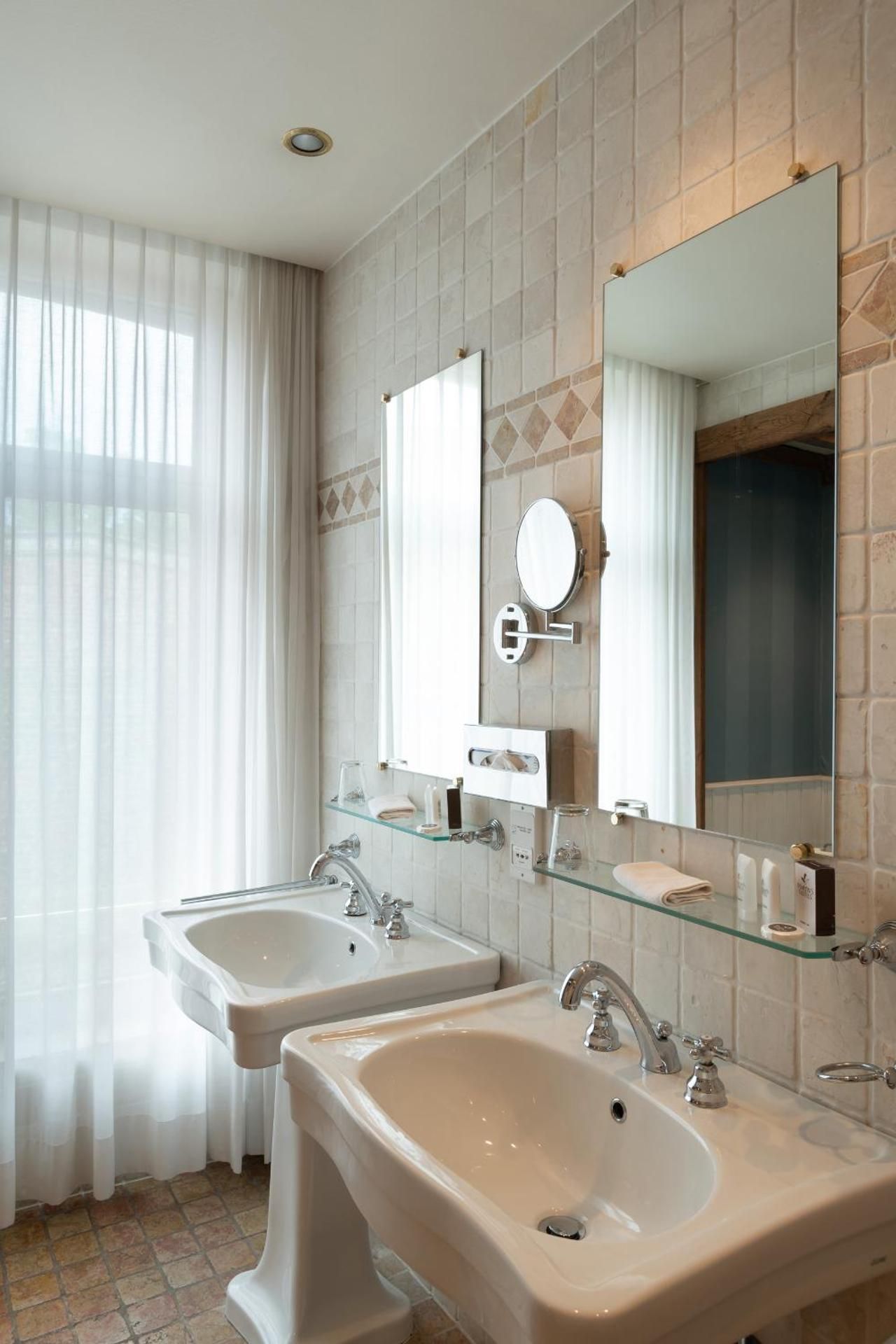 undefined Martin's Relais 2