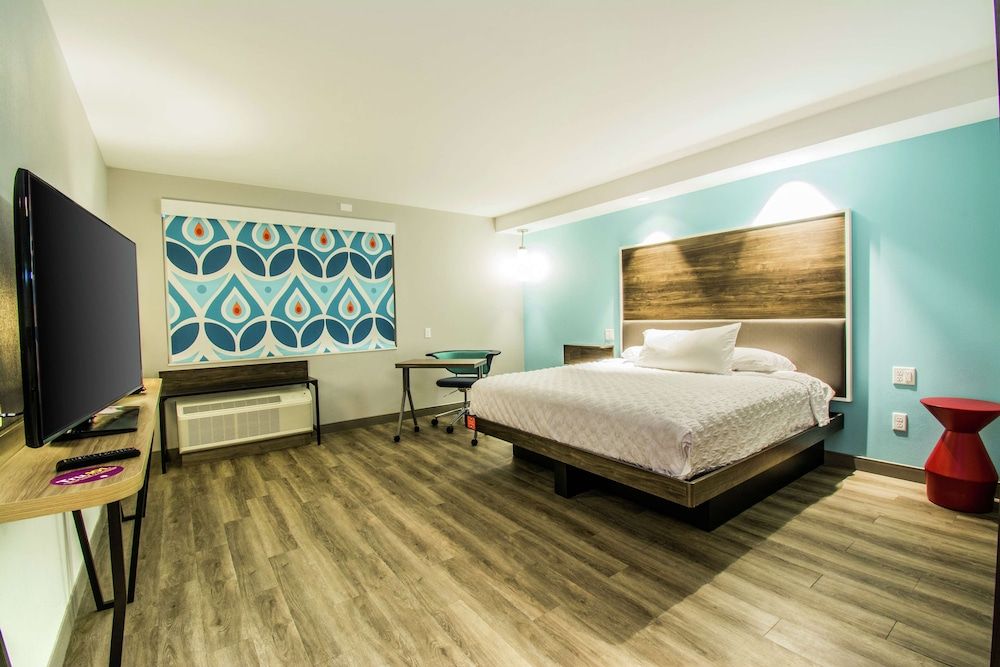 Tru by Hilton Bowling Green, KY Room, 1 King Bed, Accessible (Roll-In Shower)