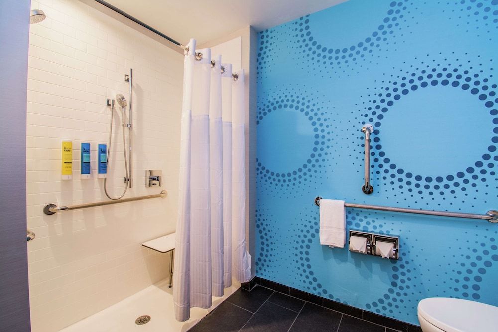 Room, 2 Queen Beds, Accessible (Roll-In Shower)