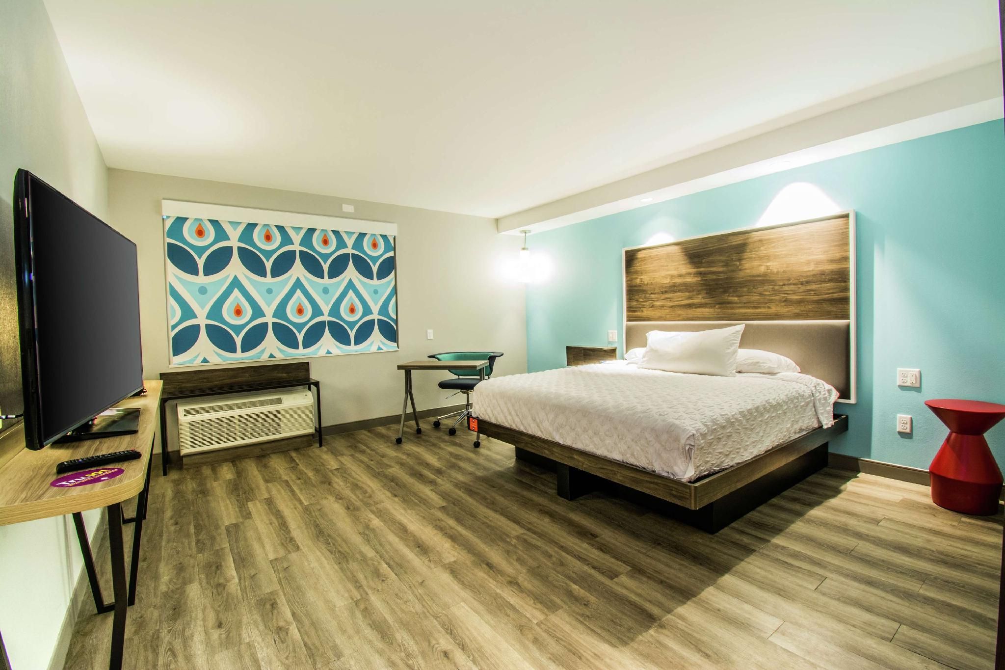 Tru by Hilton Bowling Green, KY 1 KING MOBILITY ACCESSIBLE W/ROLL IN SHOWER