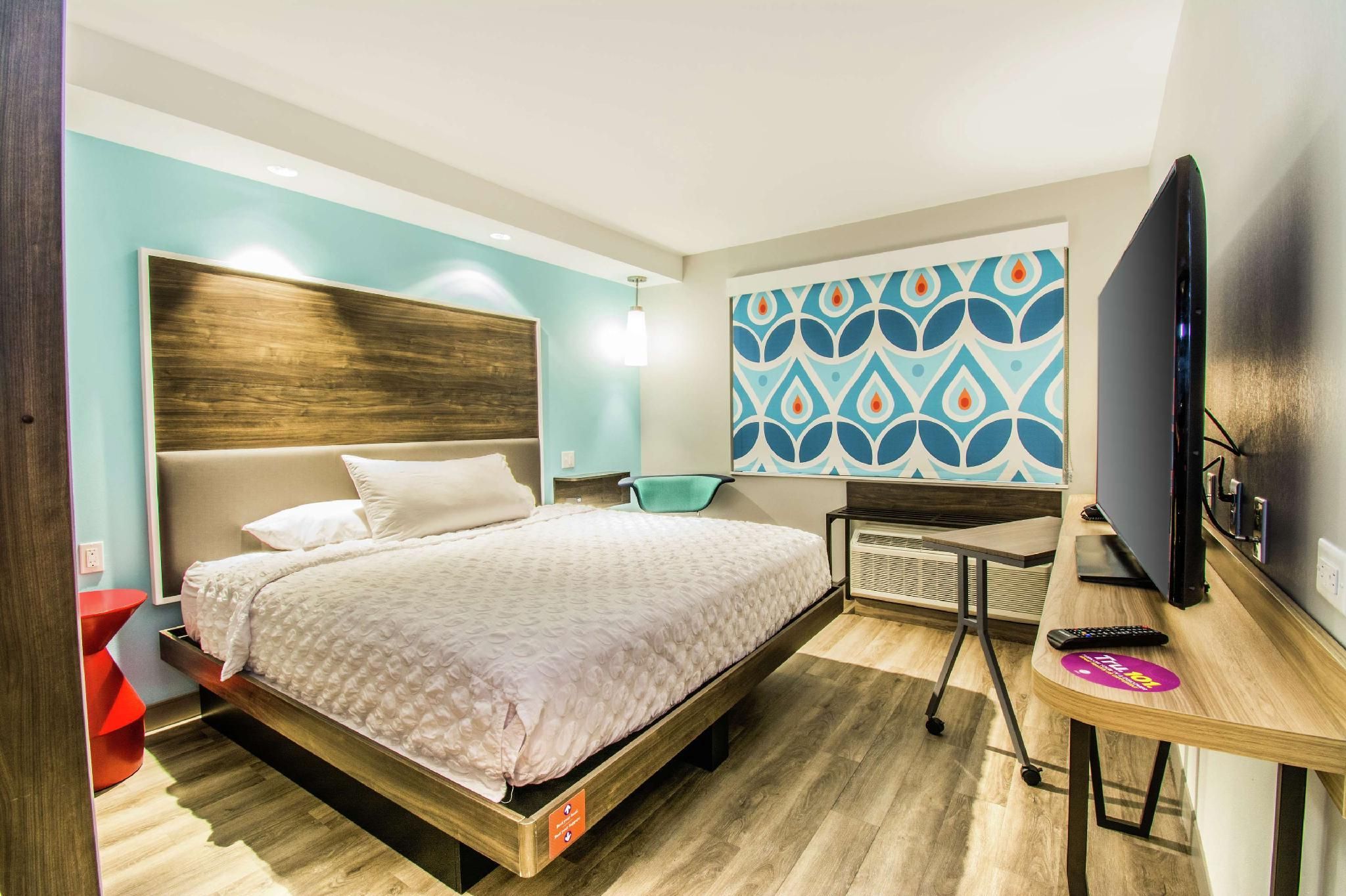 1 KING HEARING ACCESSIBLE ROOM