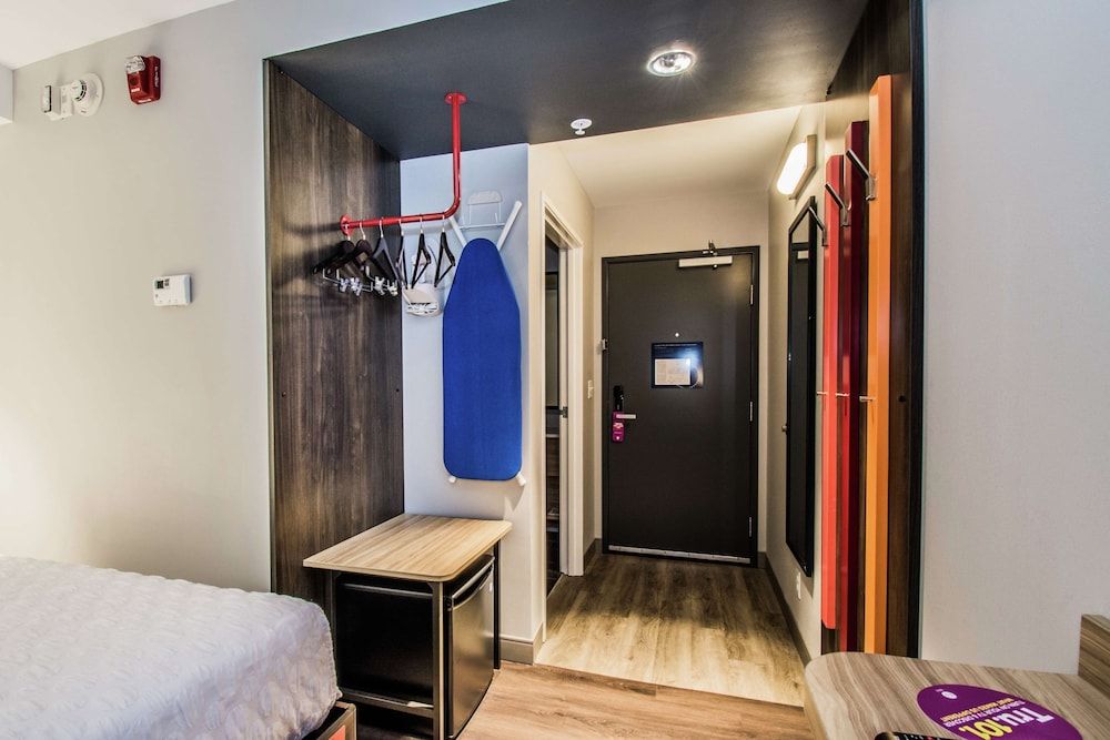 Tru by Hilton Bowling Green, KY Room, 1 King Bed, Accessible (Roll-In Shower) 4