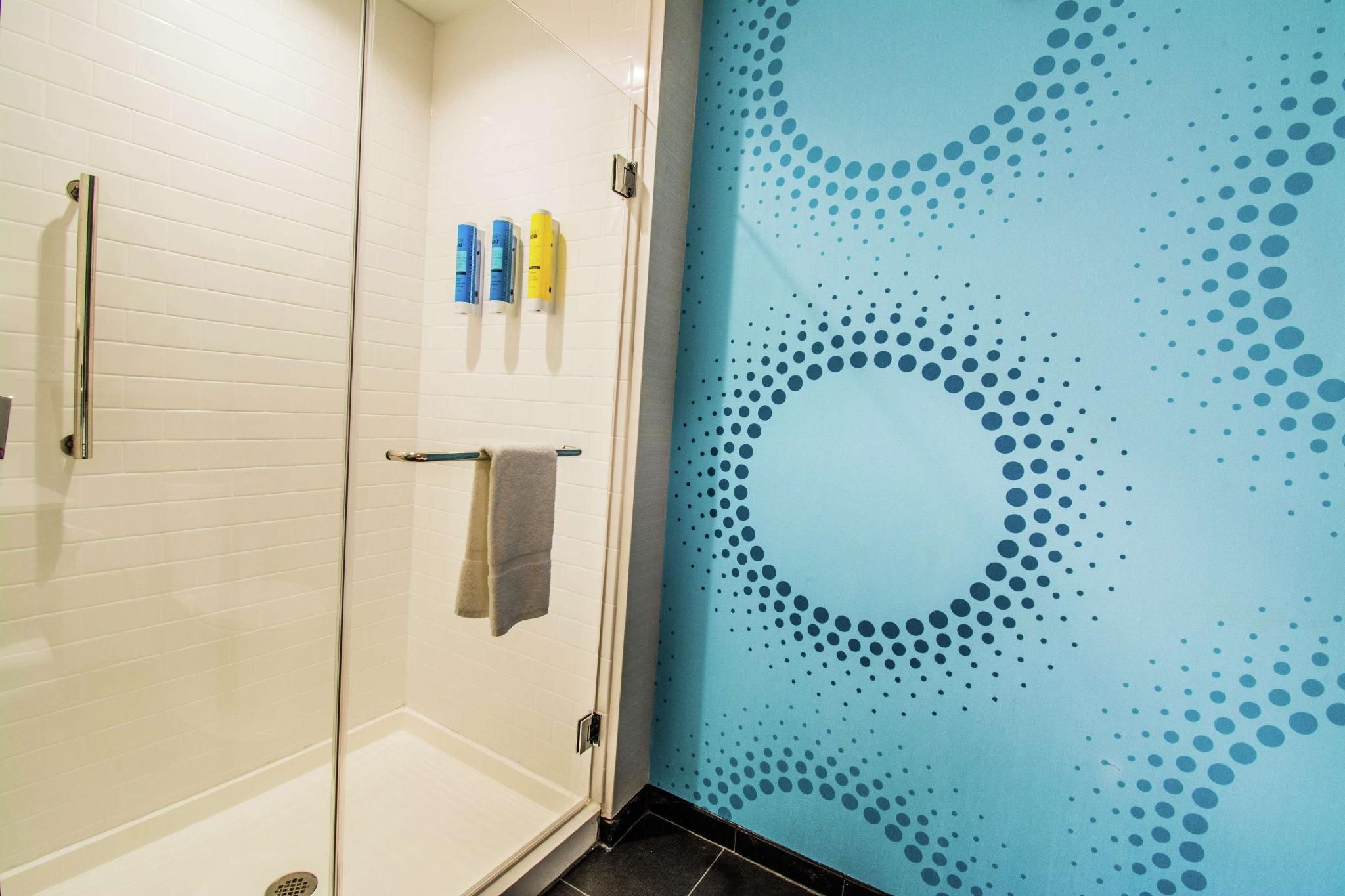 2 QUEEN HEARING ACCESSIBLE ROOM