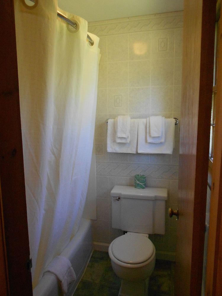 Stonybrook Motel & Lodge Standard Room 8