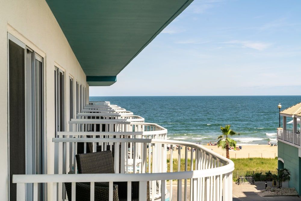 DoubleTree by Hilton Ocean City Oceanfront Basic Double Room, 2 Queen Beds, Balcony, Partial Ocean View 4