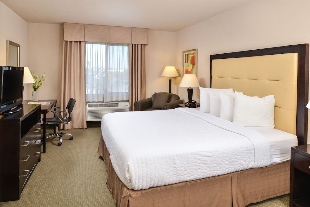 Hotel Chino Hills Deluxe Room, 1 King Bed 2