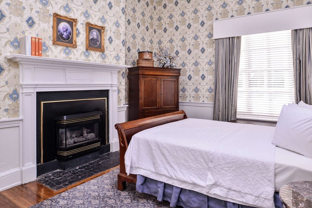 Room, 1 Queen Bed, Fireplace