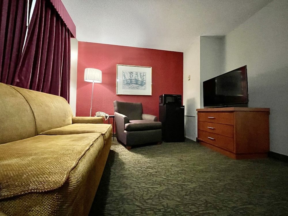 Business Suite, 1 Queen Bed, Non Smoking, Refrigerator & Microwave