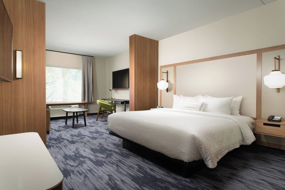 Suite, 1 King Bed with Sofa bed (Mobility/Hearing Access, Roll-In Shwr)
