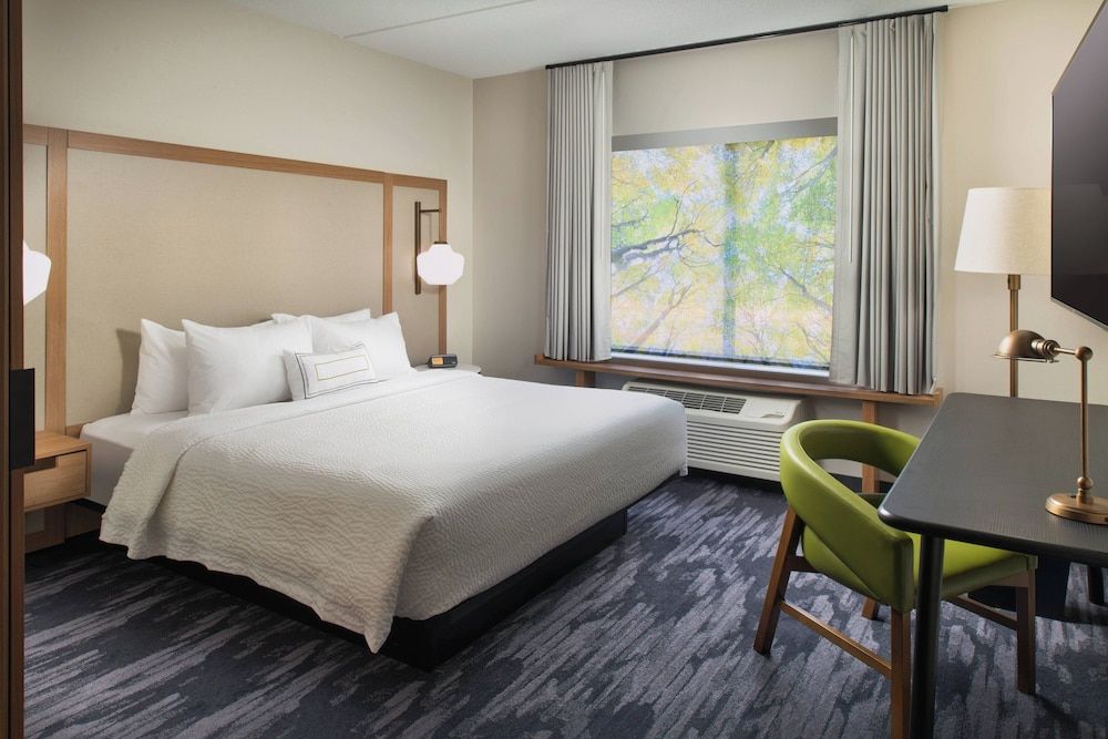Room, 1 King Bed (Mobility/Hearing Access, Roll-In Shwr)