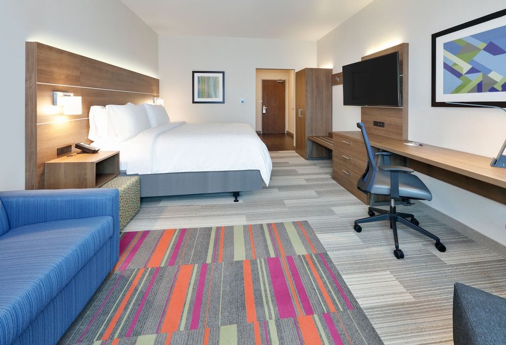 Suite, 1 King Bed, Accessible (Comms Accessible. Roll-In Shower)