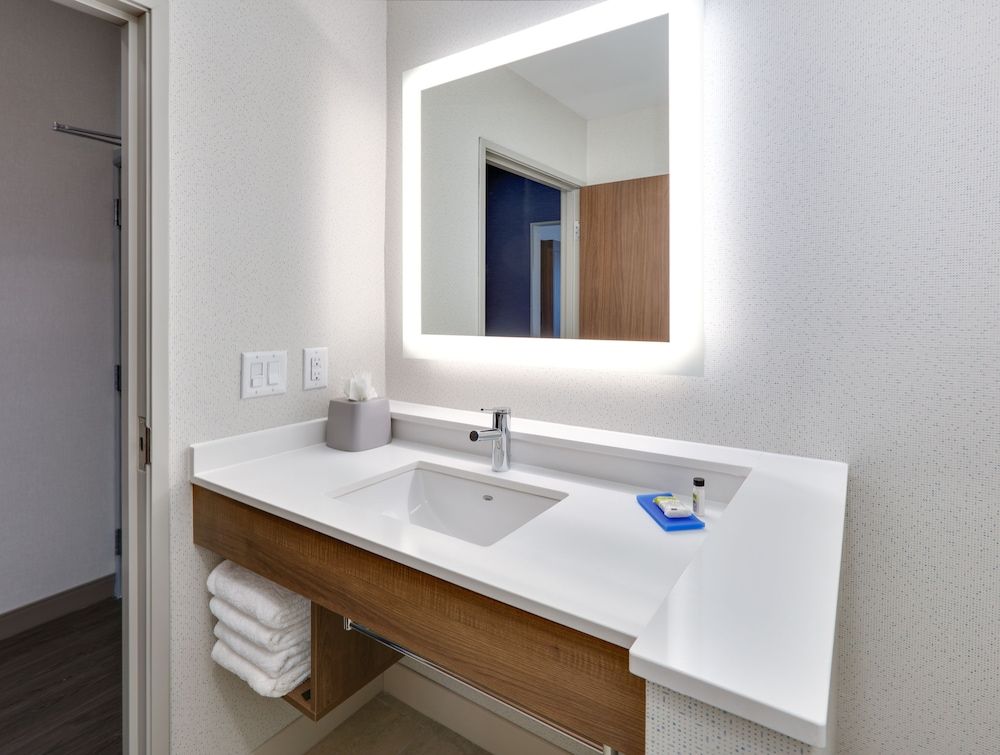 Suite, 2 Twin Beds, Accessible (Communications Accessible)