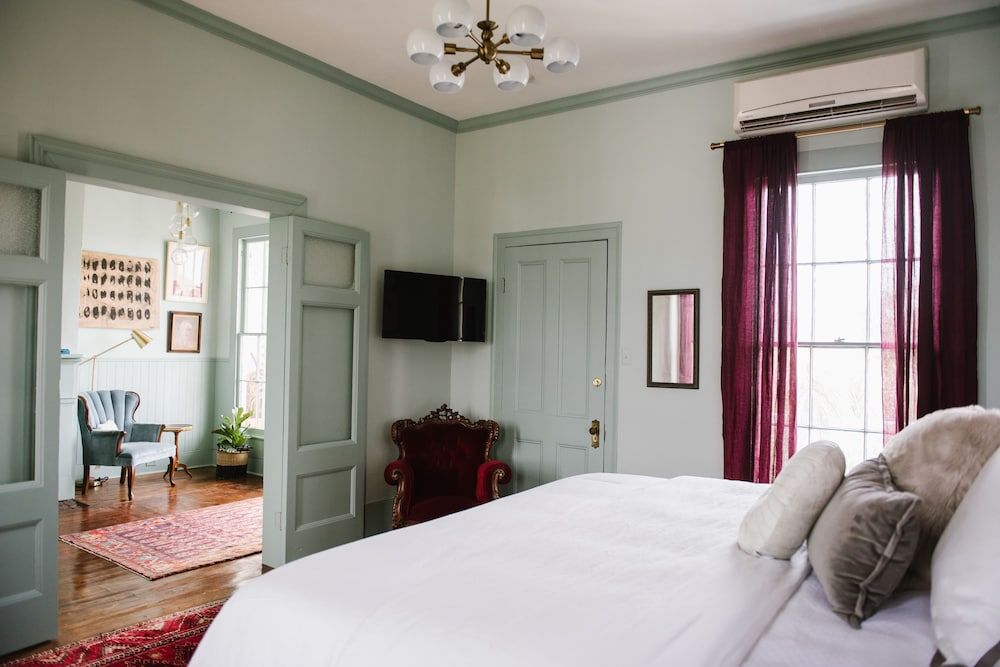 Carr Mansion Suite, 1 King Bed (The Newlyweds) 2