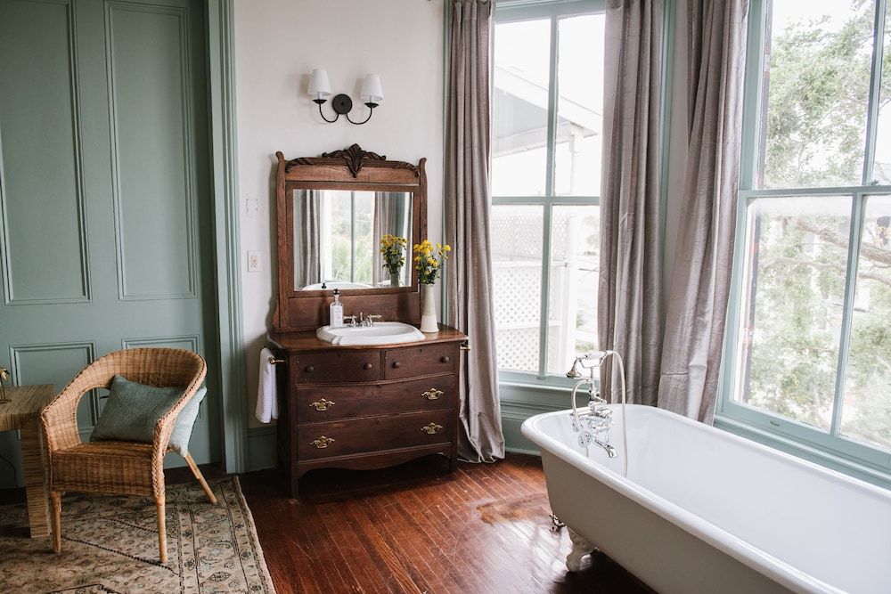 Carr Mansion Room, 1 King Bed (The Preacher) 4